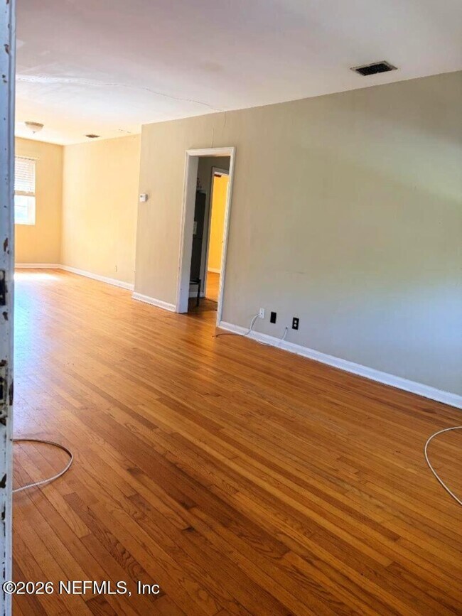 Photo - 2842 Sydney St