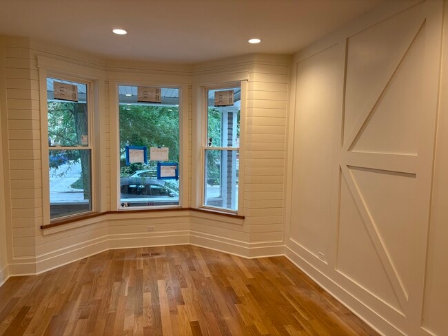 Building Photo - 3542 N Hermitage Ave Rental