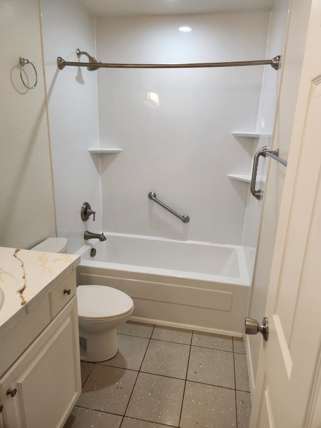 Photo - 4227 Larkin St