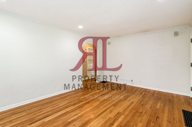 Photo - 317 E Royal Forest Blvd