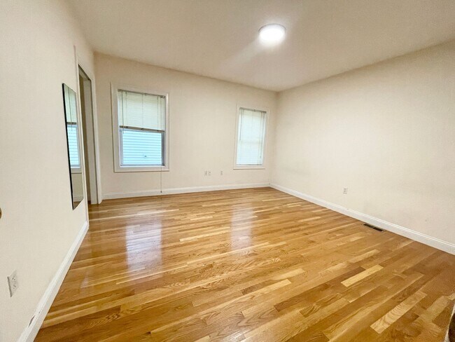Photo - Mission Hill 4bed / 1bath for September 2026