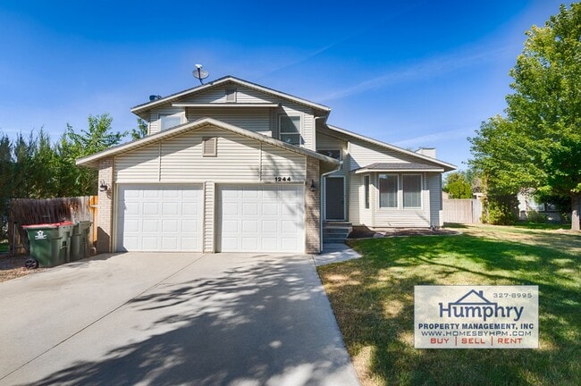 Building Photo - 3 Bedroom/2.5 Bathroom/2 Car Garage, 1,574 Sqft in the Landing Subdivision. Living Room/Dining Ro...