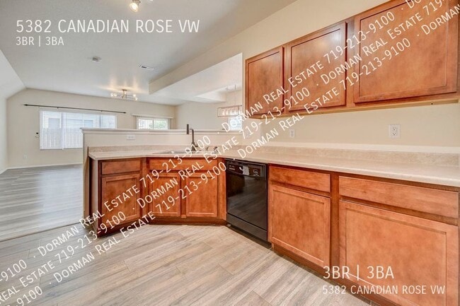 Photo - 5382 Canadian Rose View