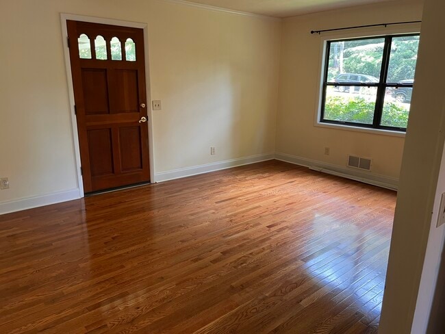 Front door entrance to living room. - 1405 Southland Vista Ct NE