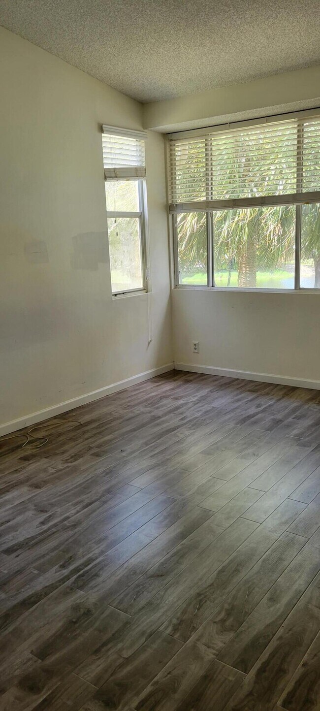 Photo - 611 Lyons Rd Unidad 8202