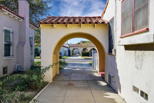Photo - 3800 Roxton Ave