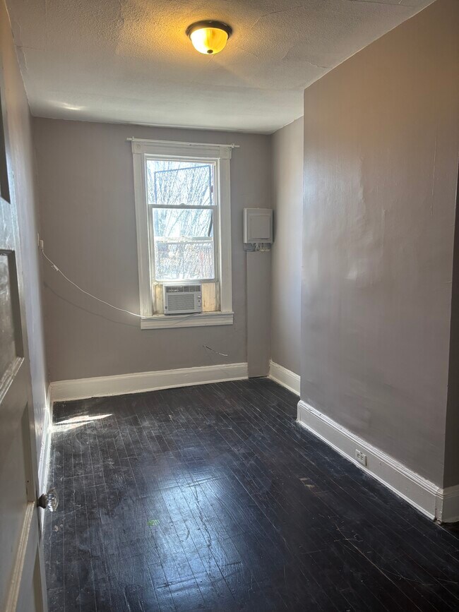 Dormitorio - 2839 N Calvert St