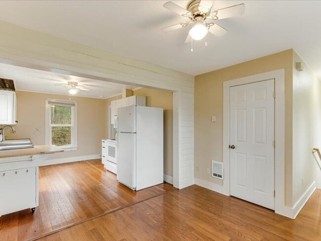 Photo - Charming two bedroom house in Vancouver wi...