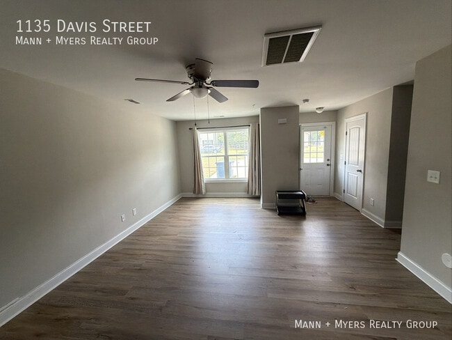 Photo - 1135 Davis St