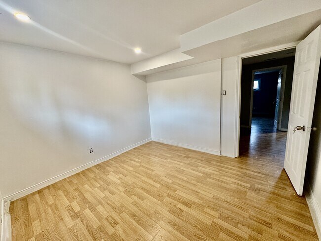 Building Photo - 163 Rue des Boulonnais Unit 5