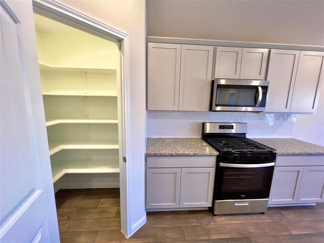 305 Darwin Pl