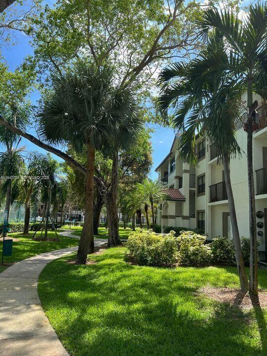 Building Photo - 550 S Park Rd Unit 14-8