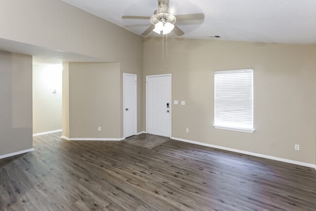 Photo - 3084 Champion Ln SW