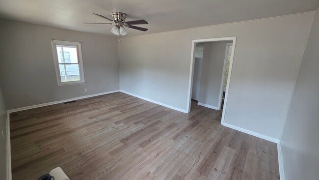 Photo - 210 Northside Ct