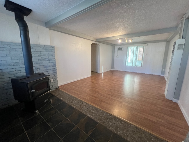 Photo - 1674 Laveta St