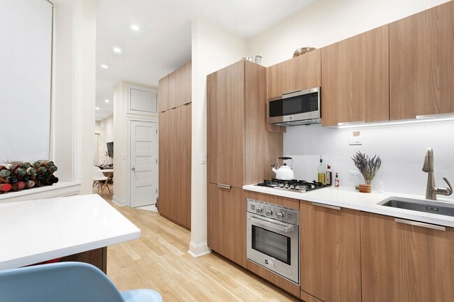 Photo - 53 W 11th St