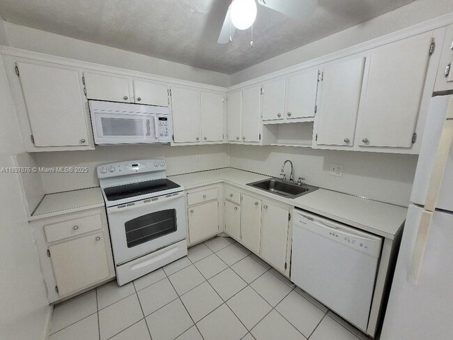 Photo - 1200 NE Miami Gardens Dr Unidad 603W