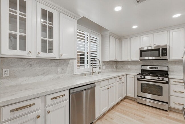 Photo - Massive Three Bedroom Two Bath Condo Available now! Unidad 204