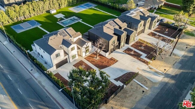 Building Photo - 8670 Encino Ave