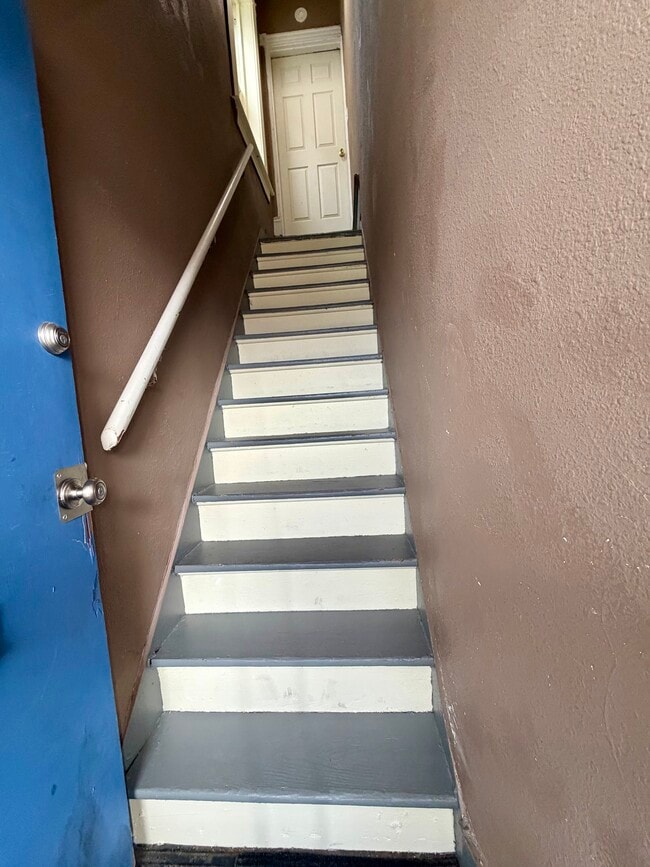 Escalones de entrada - 2736 59th St Unidad 2nd Floor