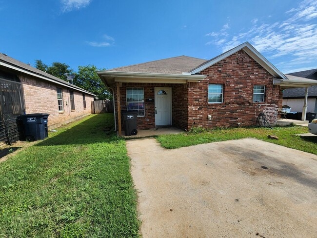 Building Photo - Roomy 3 Bedroom Duplex In S. Fort Worth Unit 1429 E. Robert St.