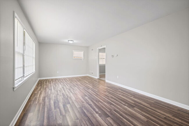 Photo - 3240 Boxdale St