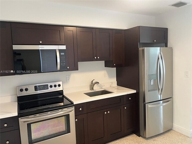 Photo - 90 E 15th St