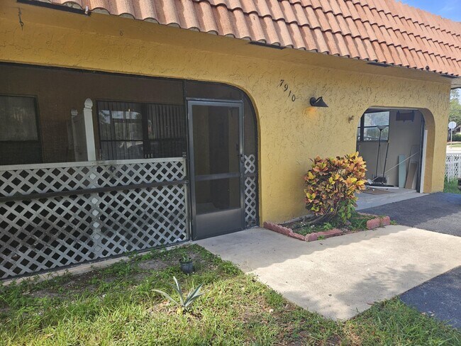 7910 NW 70th Ct