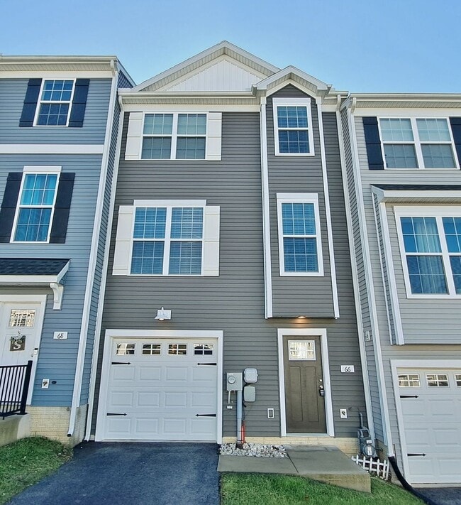 Building Photo - 4 Bed / 2-1/2 Bath Single Family Townhome w/1-Car Garage