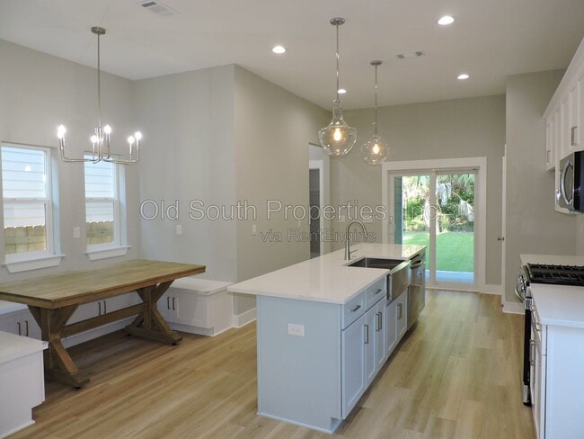 Photo - 706 N F St