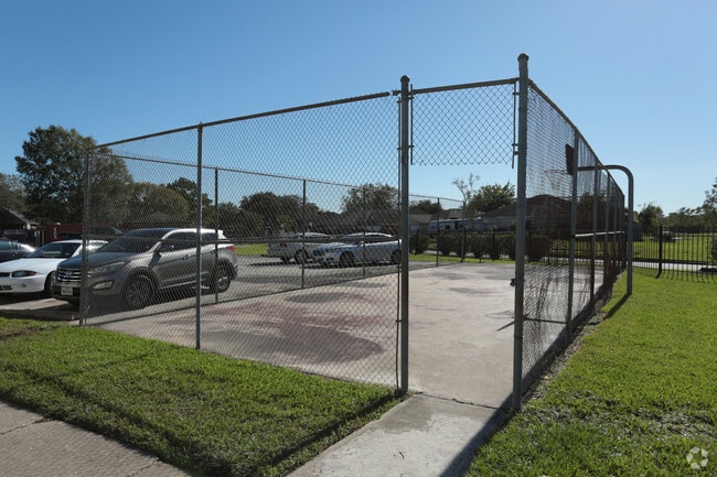 Basketball Court - Willow Creek Apartment Homes