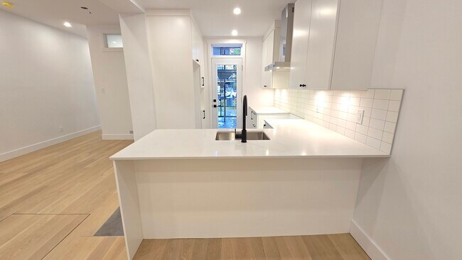 Photo - 2037 Rue De Chambly Unit 2037