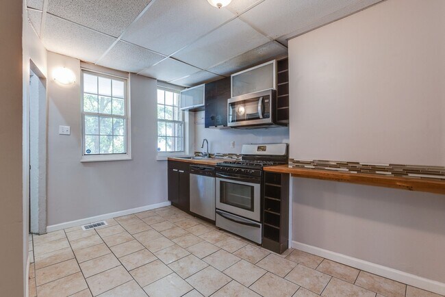 Building Photo - 2013 Gregory St Unit 1