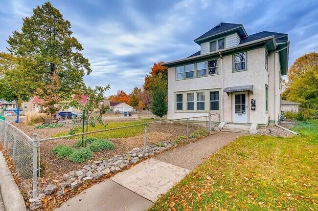 Front Yard - 3405 Minnehaha Ave Unit 1