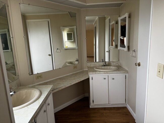 Building Photo - 10 Lake Diane Dr