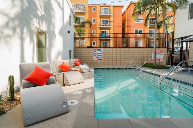 Paseo Pool 2