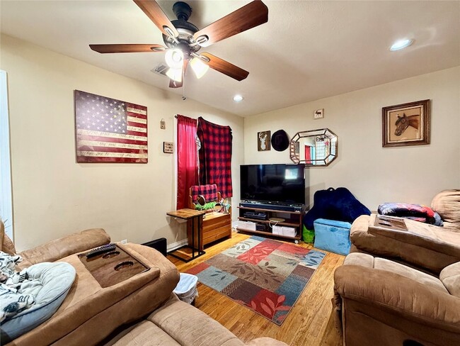 Photo - 701 W Mulberry St