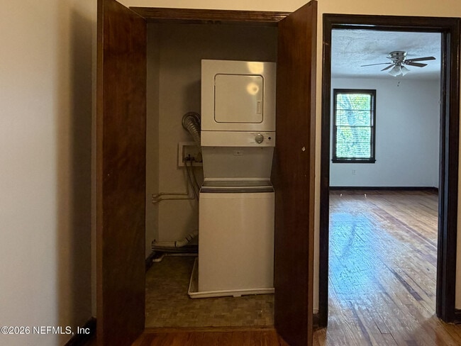 Photo - 2575 Myra St