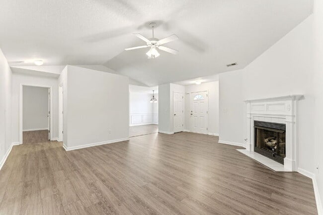 Photo - Charming 3-Bedroom Retreat with Cozy Fireplace in Simpsonville