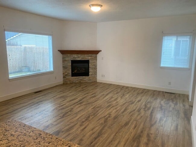 Photo - 4 Bed/2.5 Bath Single Family Home in SE Bend