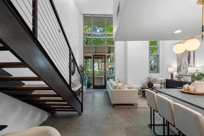 Building Photo - 905 Juniper St NE Unit 116