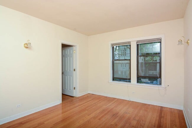 Building Photo - 1117 W Wellington Ave Unit J03P