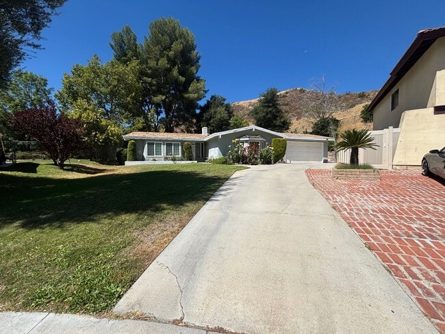Building Photo - 3 Bedroom Single Story Home for Rent in Newhall.