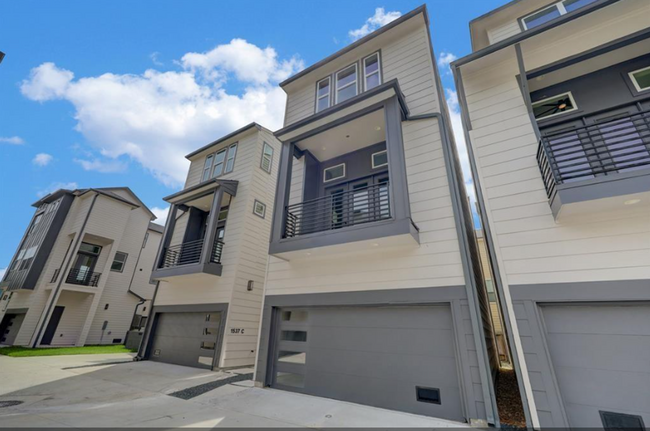 3 story townhome with modern upgrades - 3 story townhome with modern upgrades