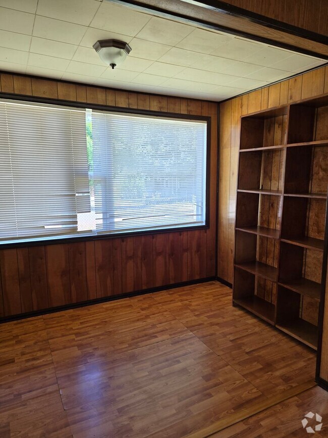 Building Photo - Cute 2 bedroom 1 bath Rental
