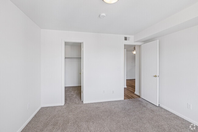 1BR, 1BA - 695SF - Bedroom