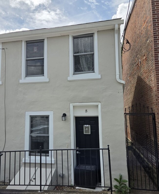 Building Photo - 2 Bedroom 1 Bath Townhouse