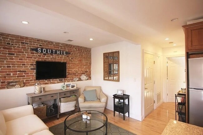 Building Photo - 764 E 6th St Unit 3 Rental