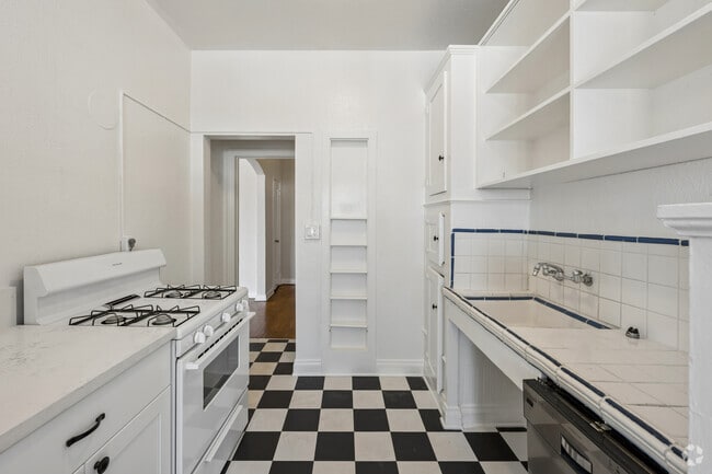 2BR, 1BA - 1550SF - Kitchen - 620 S. Ardmore