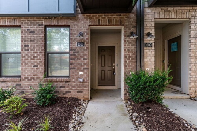 Building Photo - For Rent: Modern 3-Bedroom Condo in Richmond Unit B